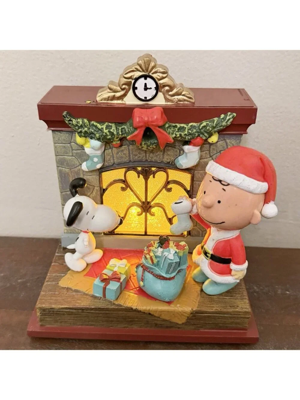 Snoopy Charlie Brown Peanuts Christmas Musical Light Up Fireplace Holiday Decor